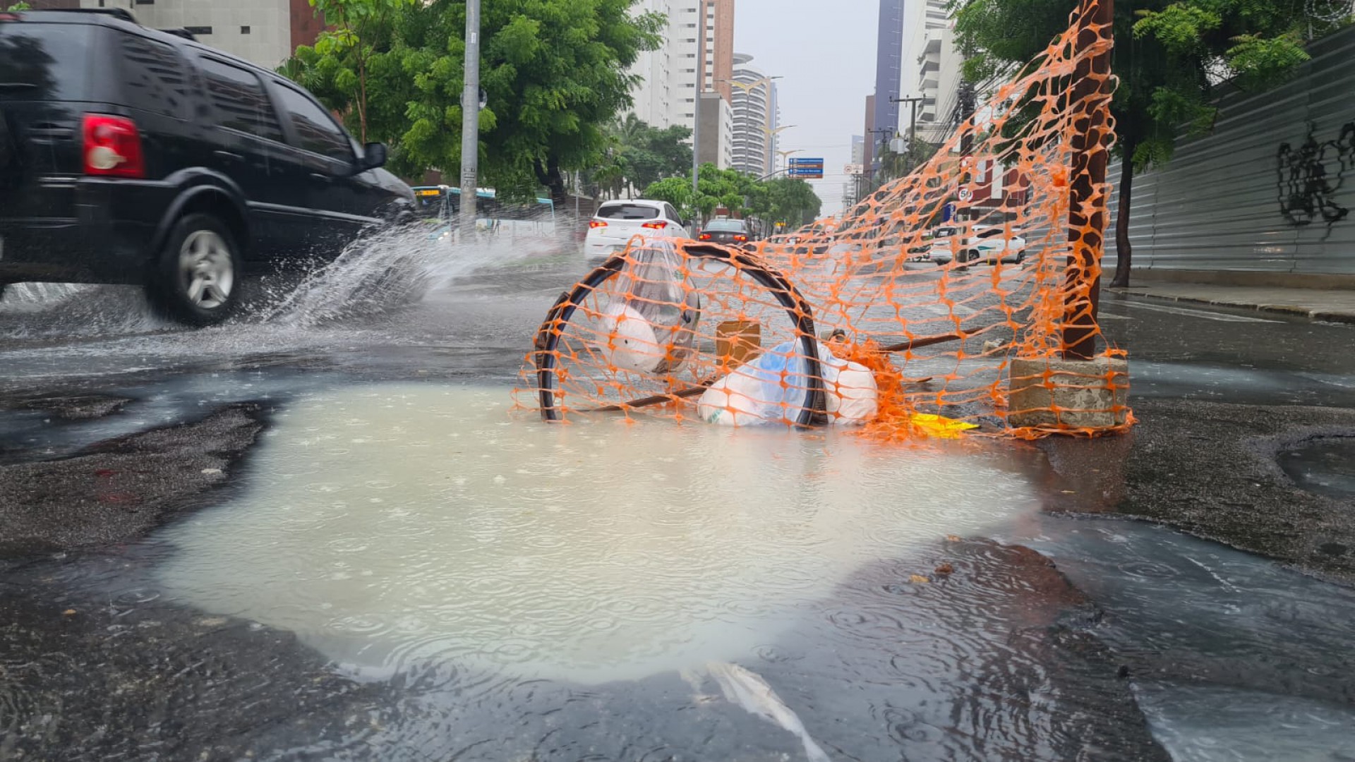 Chuva causa transtornos em ruas e avenidas da cidade de Fortaleza nesta terça-feira, 29. Foto: Buraco localizado na Av. da Abolição.