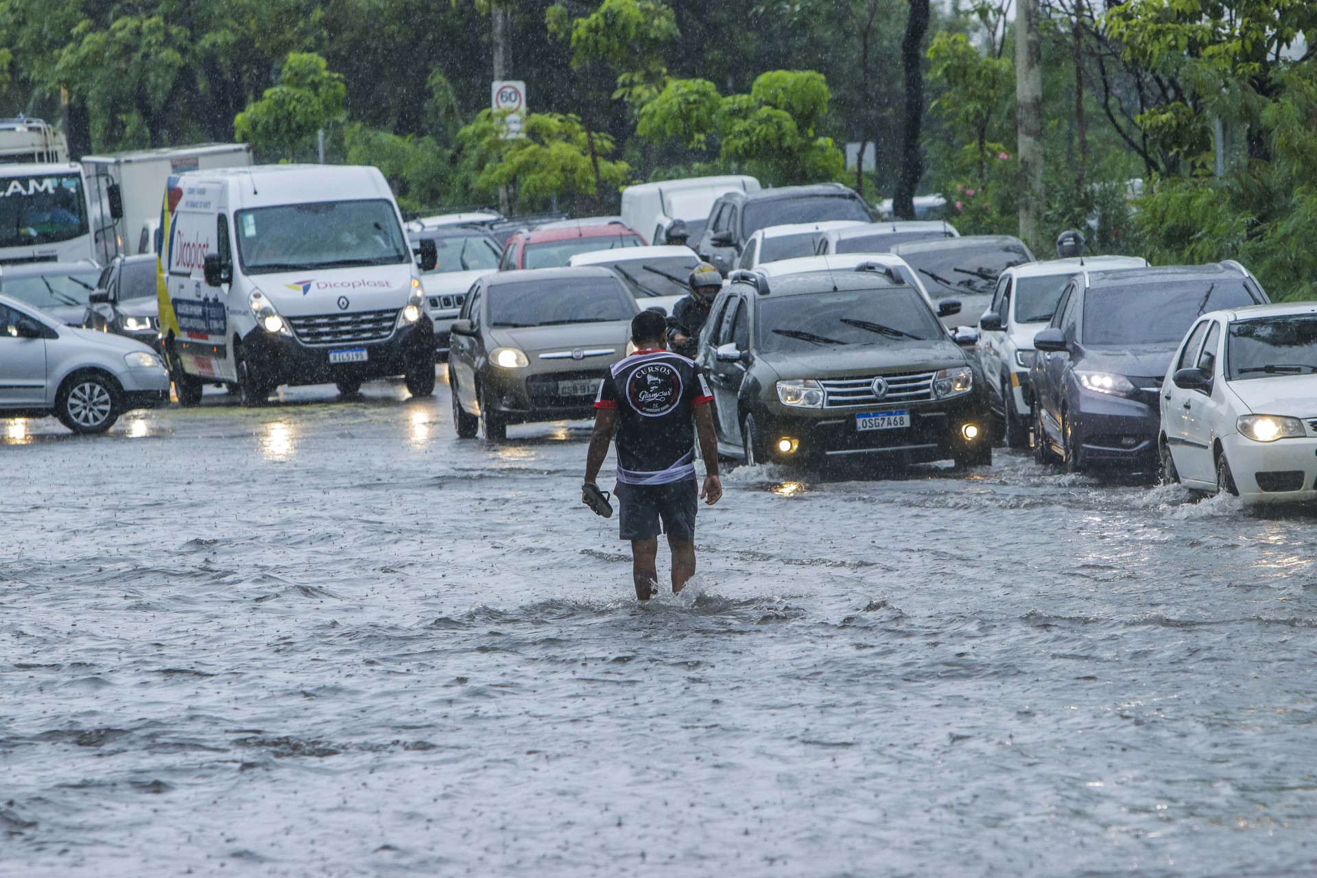 ￼ALAGAMENTO na avenida Raul Barbosa, no bairro Aerolândia, após maior chuva do ano no Ceará (Foto: FCO FONTENELE)