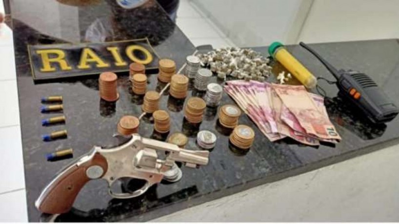 Foram encontrados com o suspeito um revólver calibre 22, munições, um rádio comunicador, maconha, crack e dinheiro(foto: Divulgação/SSPDS)
