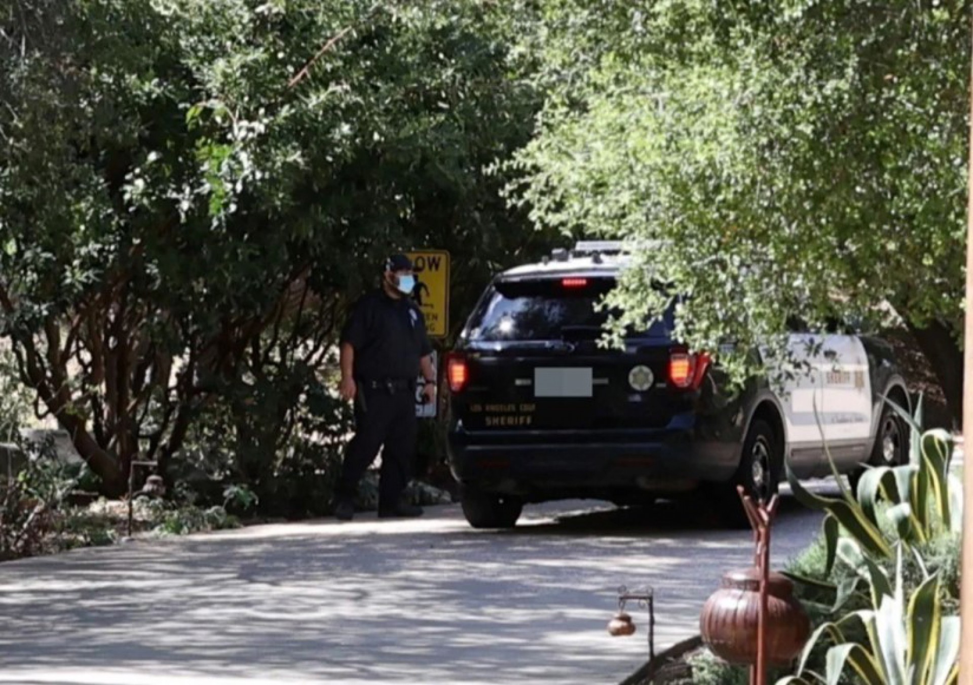 Viatura da polícia é vista na casa do Smiths dois dias após o Oscar
