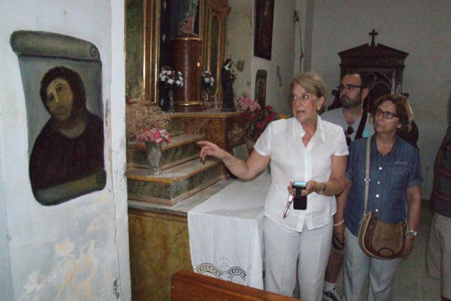 Cidade na Espanha atrai turistas após quadro de igreja virar meme