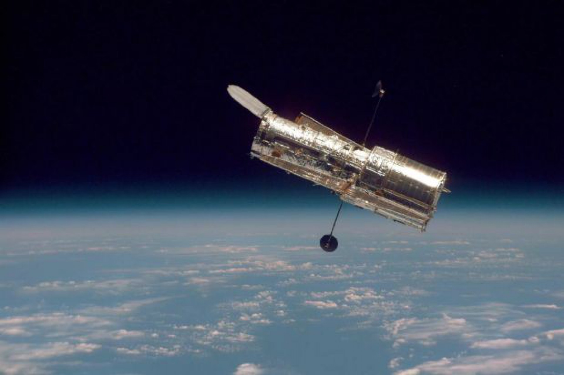 Sim, essa mesma em preto e branco. 44 anos mais tarde, em 1990, o Telescópio Espacial Hubble foi lançado.