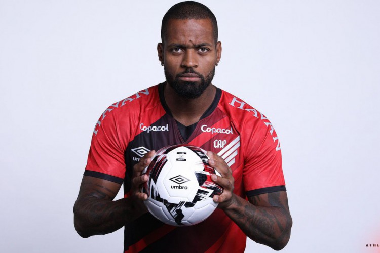 Athletico-PR fecha com o zagueiro Dedé