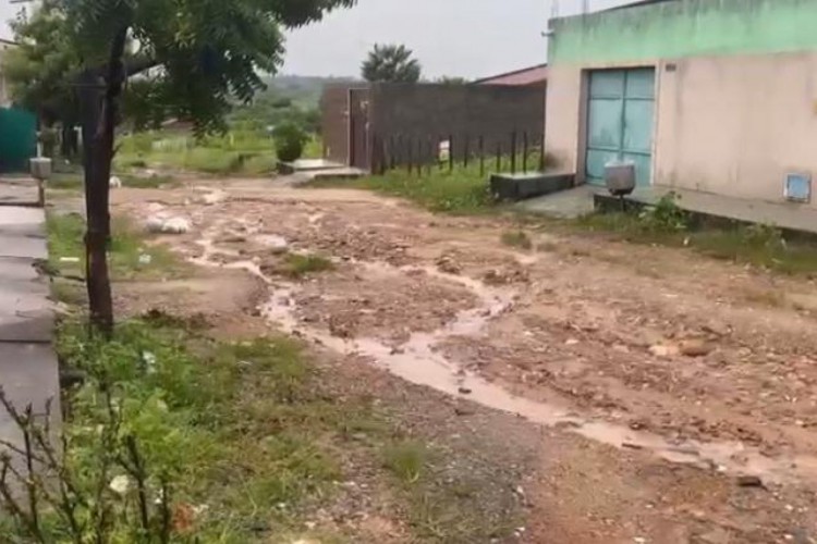 Moradores mostram a Rua Nova, no Jardim Jatobá, que é alvo constante de criminosos 