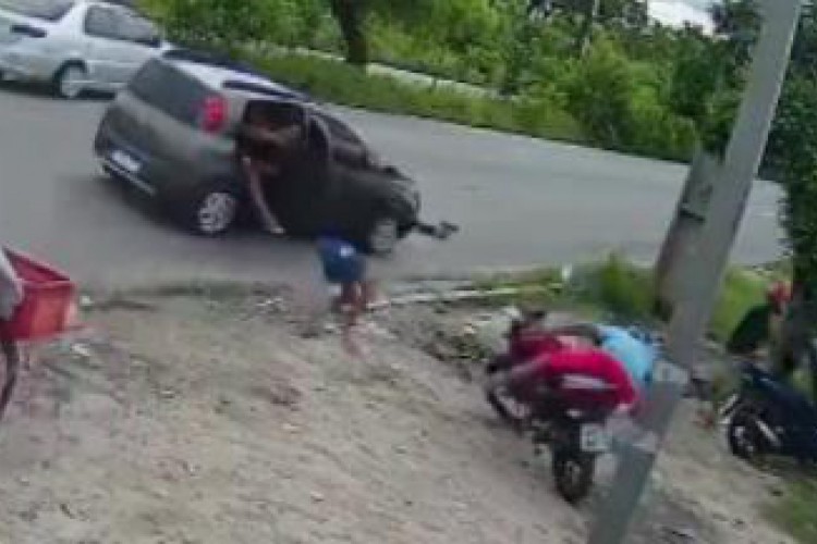 Imagens de câmeras de segurança flagraram a ação criminosa no bairro Prefeito José Walter 