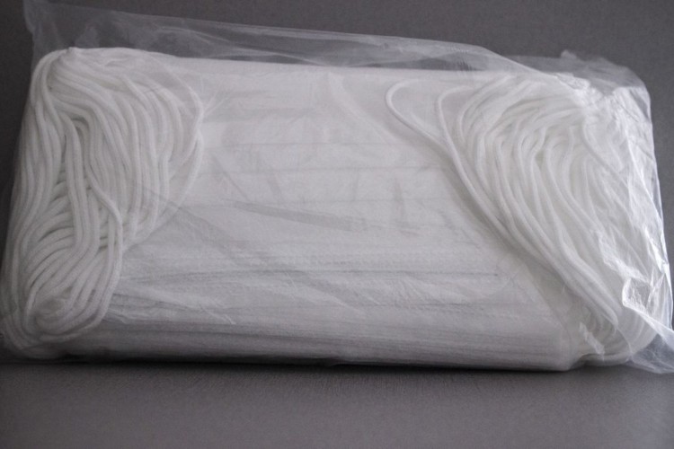 Embalagem de máscaras descartáveis.