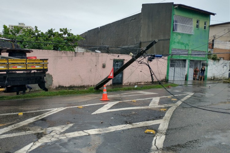 O cruzamento entre as ruas Marechal Deodoro e Jorge Dummar foi interditado após queda de poste