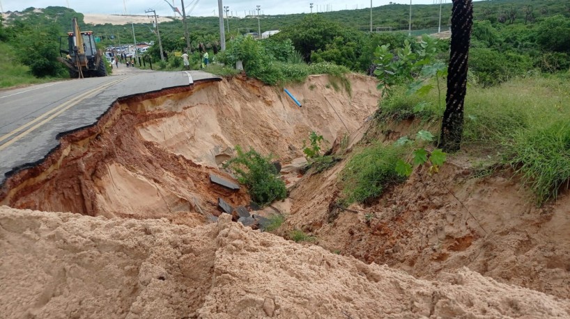 Trecho da rodovia CE-371, que dá acesso à praia de Canoa Quebrada, em Aracati, cede na madrugada deste sábado, 2(foto: Divulgação/PMCE)