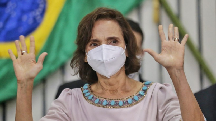 Izolda Cela no primeiro discurso como governadora, após tomar posse na Assembleia Legislativa(foto: Aurélio Alves)