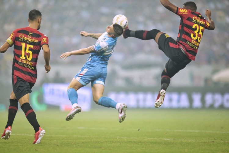 Renato Kayzer disputa bola com Sabino em duelo do Fortaleza diante do Sport pela final da Copa do Nordeste 2022. 