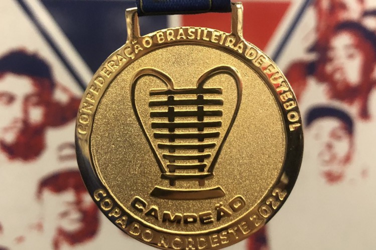 Medalha de campe&atilde;o da Copa do Nordeste 2022 que o time do Fortaleza levou para o Pici