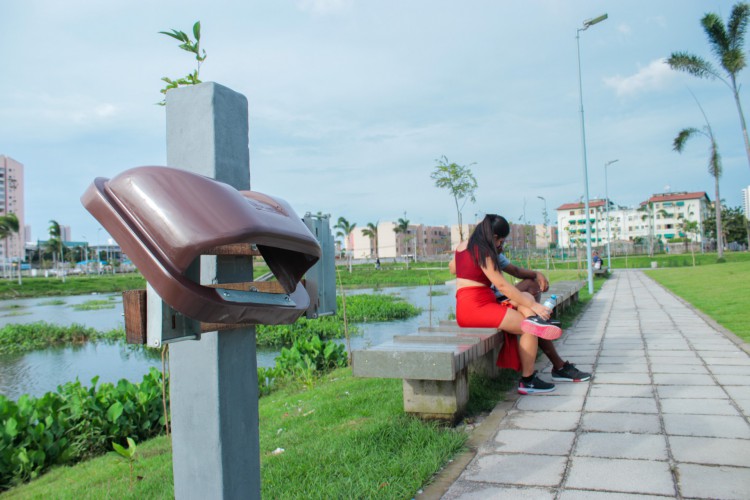 ￼ AS LIXEIRAS de plástico, do Parque Rachel de Queiroz, foram quebradas ou desapareceram 