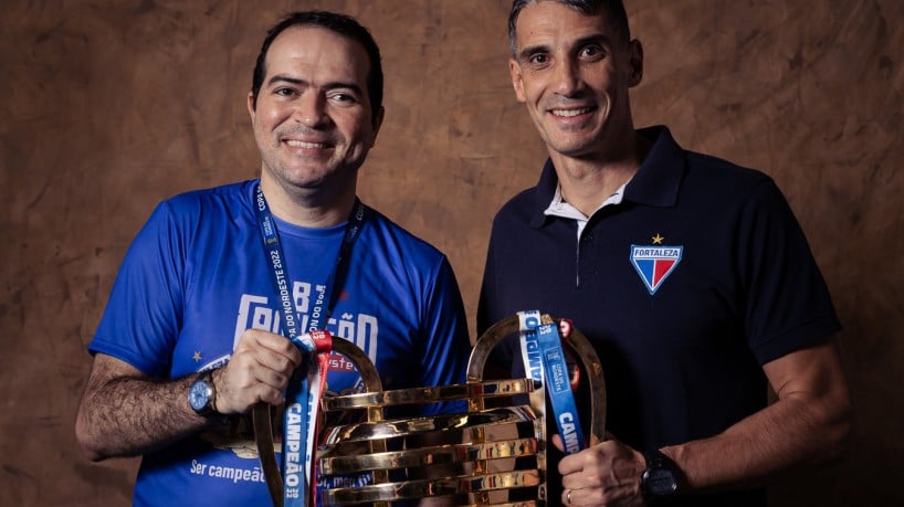 Técnico Juan Pablo Vojvoda e Marcelo Paz, presidente do Fortaleza, em foto oficial após conquista da Copa do Nordeste 2022. 