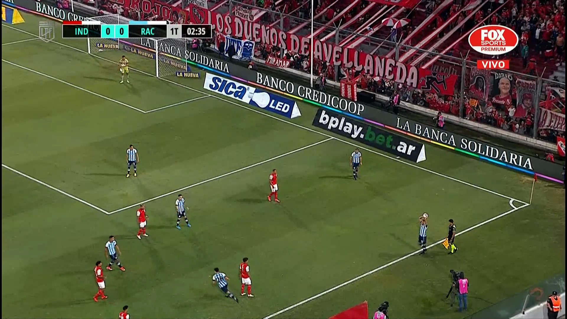 Repare no números de jogadores do Independiente concentrados para executar a marcação na cobrança de lateral do rival 