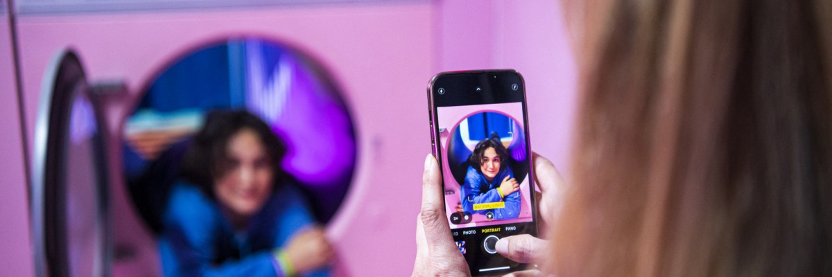 Pessoas visitam a "lavanderia" dentro do Youseum em 4 de abril de 2022, em Solna, perto de Estocolmo