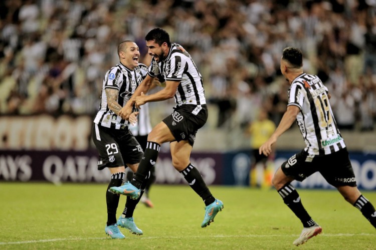 O Ceará enfrentou o Independiente nesta terça-feira, 5, em estreia da Copa Sul-Americana. Na imagem, Zé Roberto comemora gol marcado para o Vovô. 