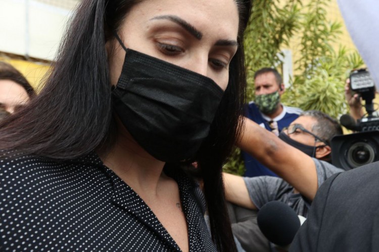 Monique Medeiros da Costa e Silva, mãe do menino Henry Borel, deixa à Delegacia de Polícia da Barra da Tijuca(16ªDP), após prestar depoimento sobre a morte do menido de 4 anos.