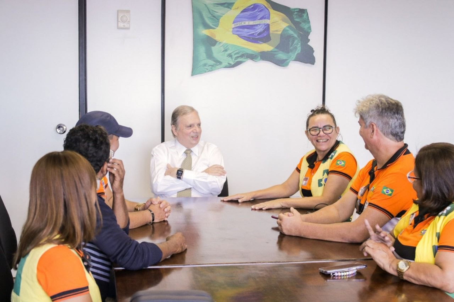 Senador Tasso Jereissati recebeu agentes de saúde, em Brasília, e prestou apoio à PEC do piso nacional da categoria (Foto: DIVULGAÇÃO)