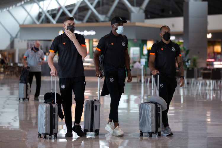 Presença em aeroportos e aviões virou rotina para jogadores do Vovô