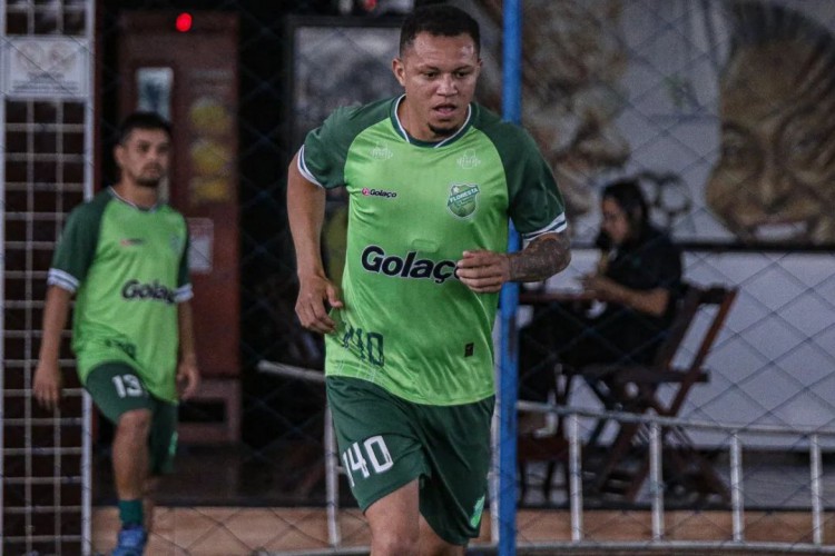 Zagueiro Perema em treino do Floresta na Arena Champions