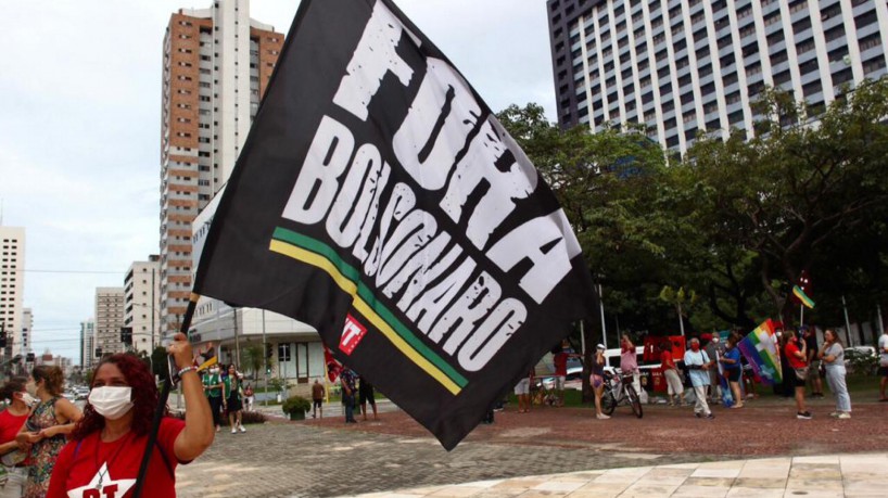 Neste sábado, 9, manifestantes protestam contra o presidente Bolsonaro(foto: FÁBIO LIMA/O POVO)