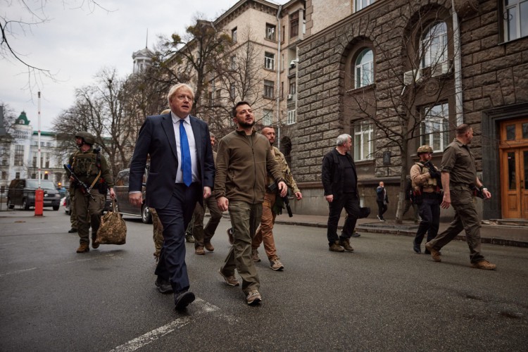 Uma foto divulgada pelo Serviço de Imprensa Presidencial ucraniano mostra o primeiro-ministro britânico Boris Johnson e o presidente ucraniano Volodymyr Zelensky caminhando no centro de Kiev, em 9 de abril de 2022. O primeiro-ministro britânico Boris Johnson fez uma visita não anunciada a Kiev em 9 de abril de 2022 em uma 