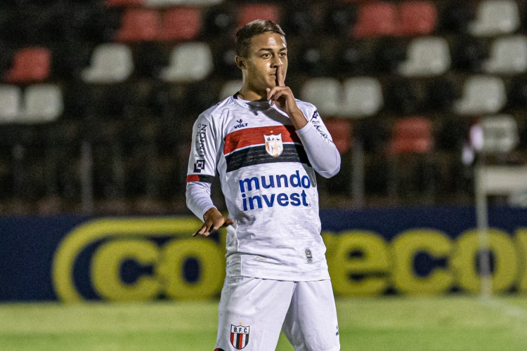Atacante Dudu Hatamoto comemora gol no jogo Botafogo-SP x Inter de Limeira, pelo Campeonato Paulista