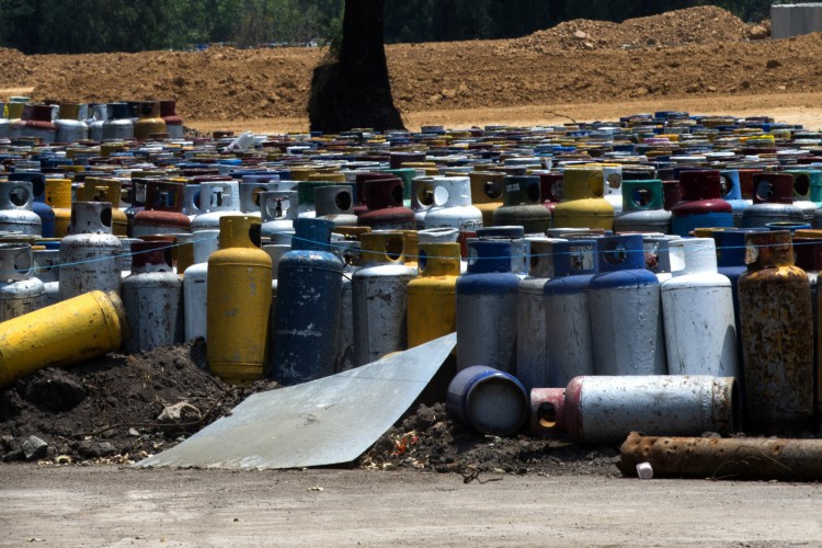 Milhares de antigos botij&otilde;es multicoloridos ficam em uma antiga refinaria da estatal Pemex, cercada por bairros populares da zona oeste da capital