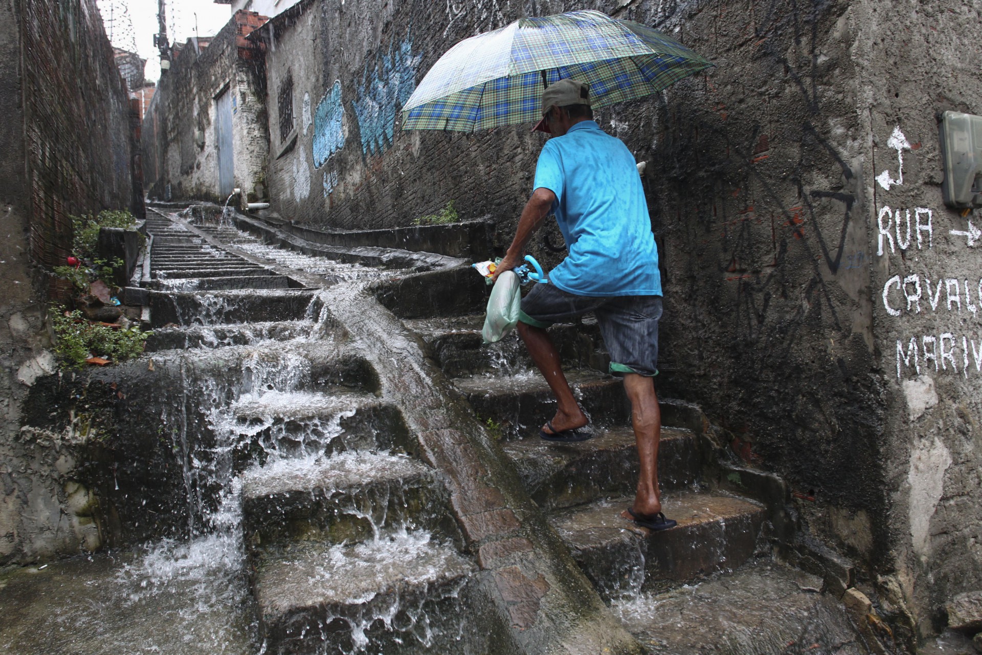 ￼MORADORES do Vicente Pinzón, em Fortaleza, enfrentam transtornos com os 40 dias seguidos de chuvas (Foto: FABIO LIMA)