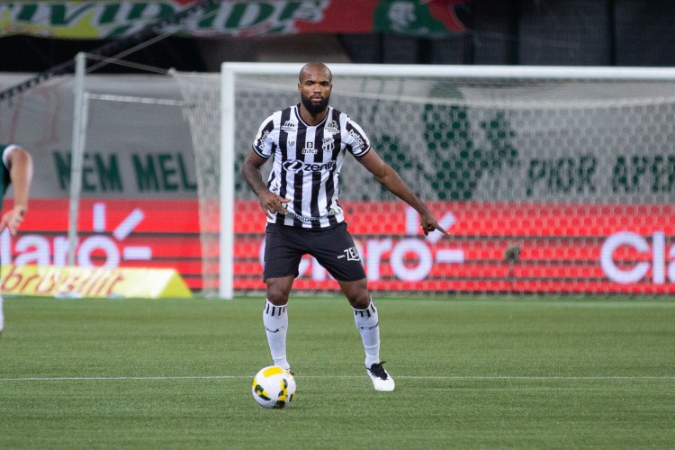 Zagueiro Messias com a bola no jogo Palmeiras x Ceará, no Allianz Parque, pelo Campeonato Brasileiro Série A