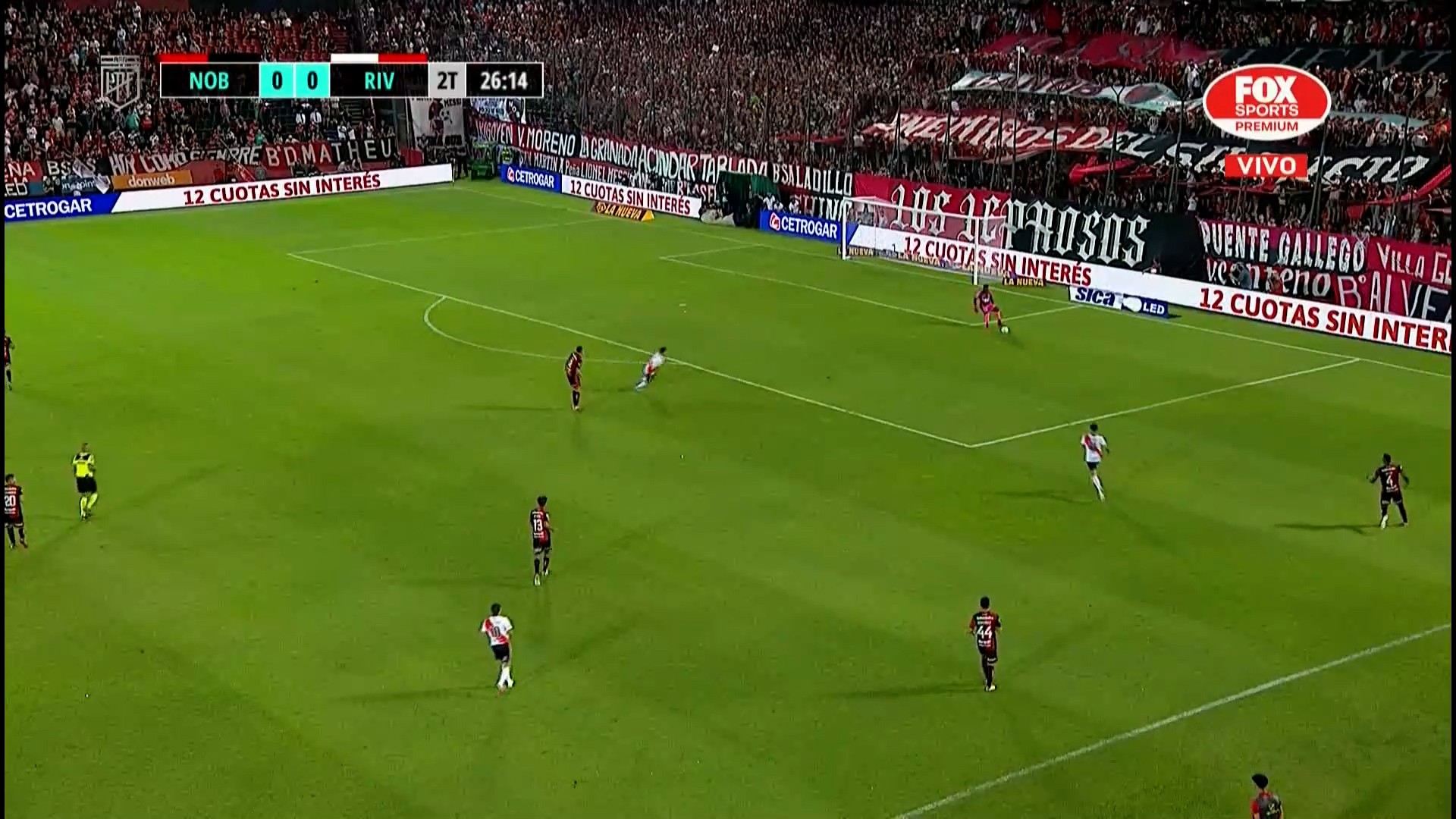 O River Plate na pressão da saída de bola do adversário; na sequência da jogada, o goleiro erra o passe e Quintero finaliza com o gol aberto, inaugurando o placar. 