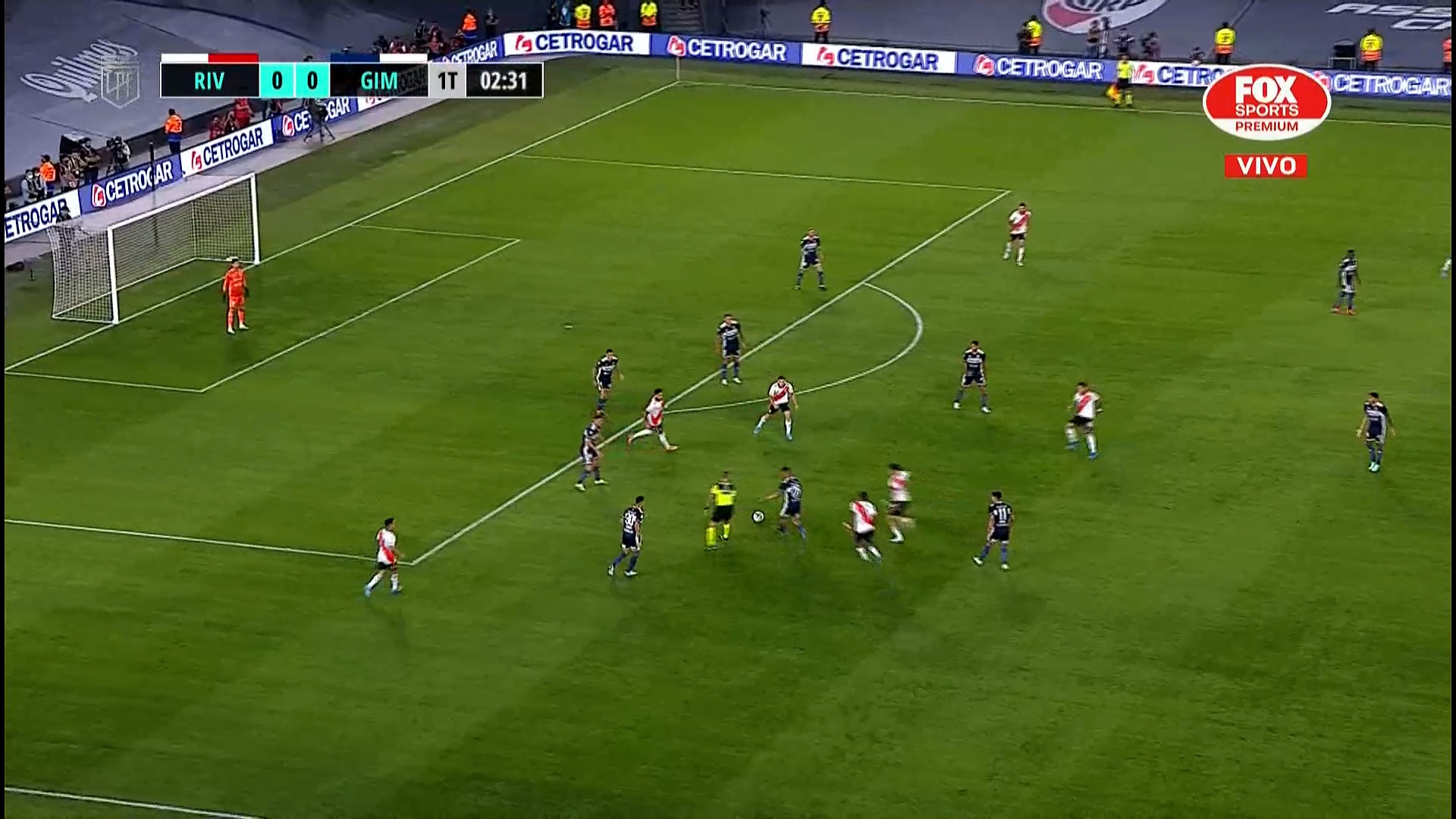 Repare na quantidade de jogadores do River Plate próximos a bola no momento em que perde a posse. 
