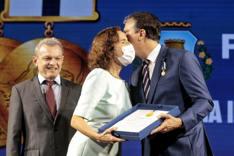 ￼Governadora Izolda Cela entrega Medalha Iracema ao ex-governador Camilo Santana, observados pelo prefeito Sarto