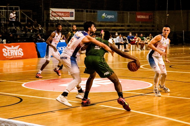 Lance do jogo Fortaleza Basquete Cearense x Cerrado, no ginásio da Unifor, pelo NBB