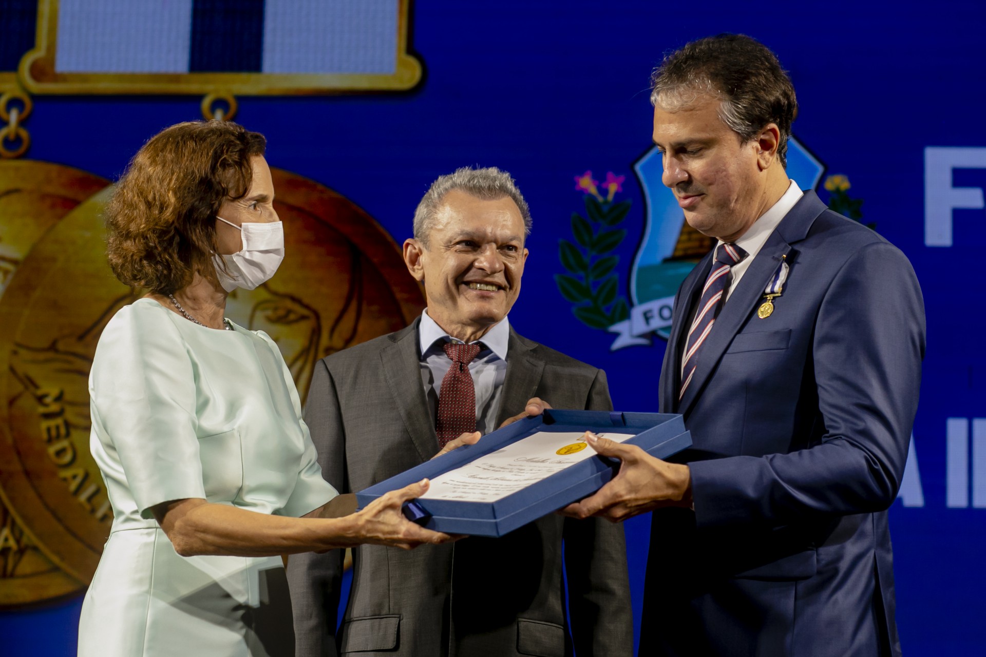￼AO LADO de Izolda e Sarto, Camilo recebeu 
a Medalha Iracema (Foto: Aurelio Alves)