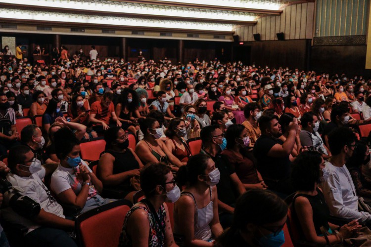 O público do Cineteatro São Luiz celebrou a estreia de 'Medida Provisória' junto com Lázaro Ramos (Foto: FERNANDA BARROS)