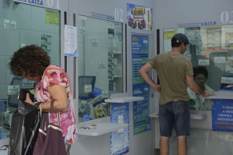 Rio de Janeiro - Atendimento na Lotérica da Avenida Gomes Freie, no centro, para saque de até R$ 500 em contas do Fundo de Garantia do Tempo de Serviço (FGTS) para nascidos em janeiro não correntistas da Caixa Econômica Federal. (Fernando Frazão/Agência Brasil)