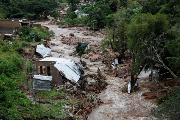 Sul-africanos procuram sobreviventes após enchentes