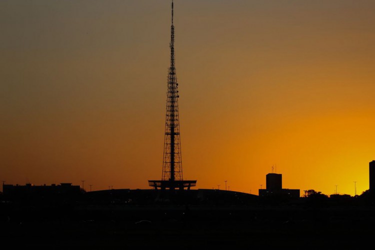 O pôr do sol ganha incríveis tons no período de seca em Brasília 