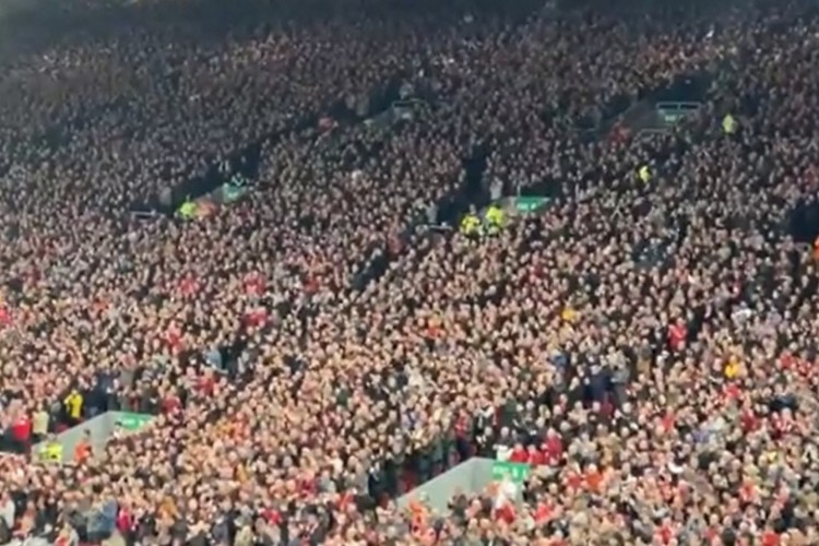 Cristiano Ronaldo ganhou homenagem da torcida do Liverpool após a morte de um de seus filhos gêmeos; veja vídeo