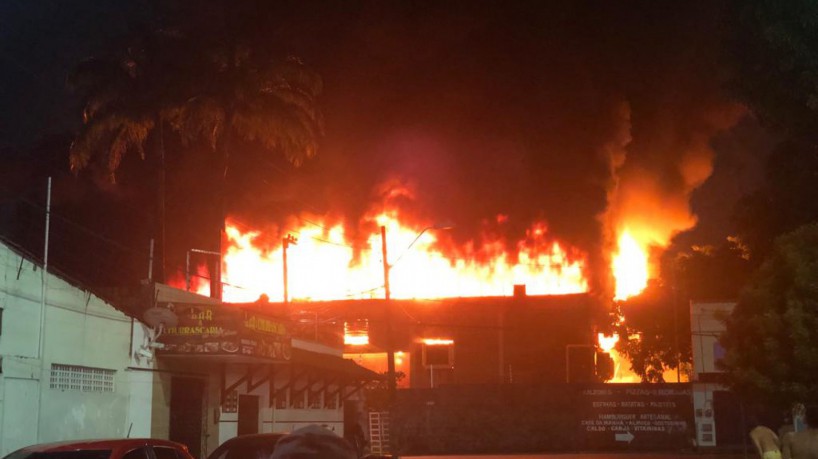 Incêndio atingiu sede do ISGH em Fortaleza. Galpões de medicamentos foram atingidos. (foto: Divulgação/ Corpo de Bombeiros Militar do Ceará)