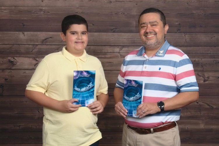 O escritor Jayme Alencar Oliveira (à direita) e o filho, Jayme Sampaio Alencar, autores de 
