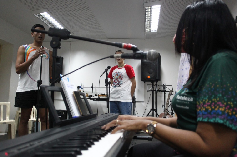 Aulas de música e canto são algumas das atividades disponível na Rede Cuca. Cuca Jangurussu(Foto: Fábio Lima/ O POVO)