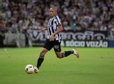 Lateral-direito Nino Paraíba no jogo Ceará x Botafogo, na Arena Castelão, pelo Campeonato Brasileiro Série A 