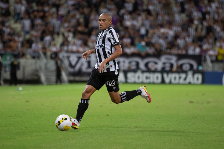 Lateral-direito Nino Paraíba no jogo Ceará x Botafogo, na Arena Castelão, pelo Campeonato Brasileiro Série A