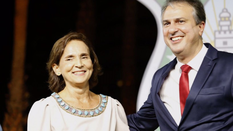 Ex-governador Camilo Santana publicou foto ao lado da atual governadora, Izolda Cela (foto: Divulgação )
