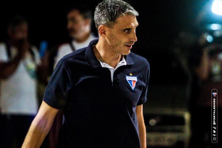 O técnico Juan Pablo Vojvoda antes da decisão contra o Caucaia