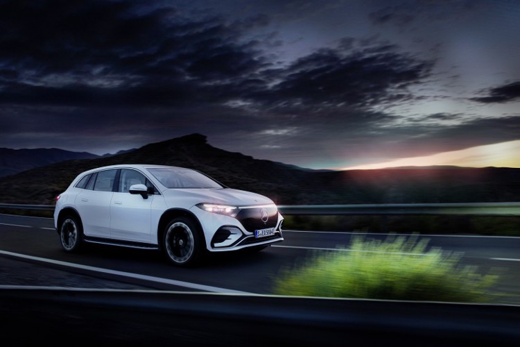 
O chassi do novo Mercedes EQS SUV tem um eixo four-link na dianteira e uma suspensão multi-link independente na traseira