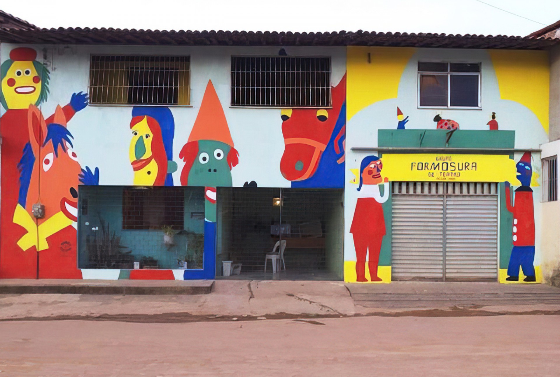 Ponto Coletivo assina arte da fachada da sede do Grupo Formosura de Teatro localizada na Serrinha. Mais info: @formosura_de_teatro no Instagram
 (Foto: Reprodução/Instagram @formosura_de_teatro)