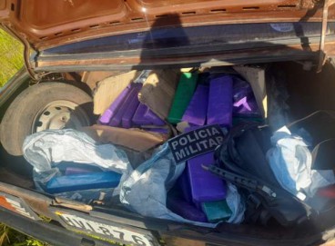 Tabletes de maconha encontrados no porta-malas do automóvel pesavam mais de 95 kg, segundo a Polícia Militar 